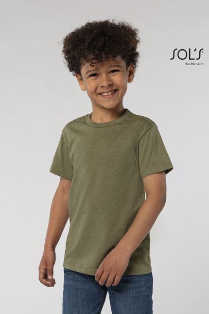 Regent Fit Kids - 01183ΜΠΛΟΥΖΕΣ / SOLSΠαιδικό T-shirt σε στενή γραμμήΠεριγραφή:Κοντά μανίκια με πλαινές ραφές, λαιμόκοψη από ελαστικό ριπ και φακαρόλα στο λαιμό προσφέρουν άνεση και στυλ. Το σχέδιο σε στενή γραμμή προσδίδει μοντέρνα εμφάνιση, ιδανικό για ενεργά παιδιά.Σύνθεση:Jersey 150g/m² - 100% Βαμβάκι Ringspun σεμί-πενιέ. Επιπλέον, το Grey melange διαθέτει 85% βαμβάκι/15% βισκόζη, ενώ τα Charcoal melange/Heather Oxblood/Heather denim/Heather khaki περιέχουν 60% βαμβάκι/40% πολυέστερ.Εφαρμογή ως Επαγγελματική Ένδυση:Ιδανικό για σχολεία και παιδικούς σταθμούς, μπορεί να φορεθεί καθημερινά ή σε εκδηλώσεις, προσφέροντας άνεση και στυλ σε κάθε μικρό χρήστη.Δυνατότητα Προσαρμογής:Η μπλούζα προσφέρει δυνατότητα εκτυπώσεων λογοτύπων ή μηνυμάτων, ιδανική για σχολικές εκδηλώσεις ή ομάδες.Διαθεσιμότητα σε Χρώματα:Διατίθεται σε Charcoal melange, Heather Oxblood, Heather denim, και Heather khaki, προσφέροντας πολλές επιλογές για τα γούστα των παιδιών.